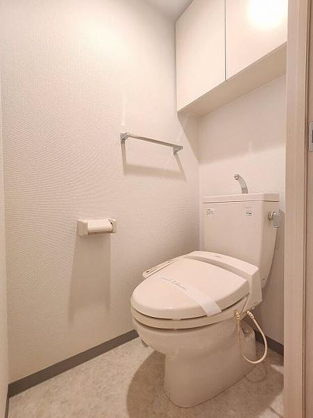スッキリとしたデザインの温水洗浄便座付きトイレです♪収納棚もございます。