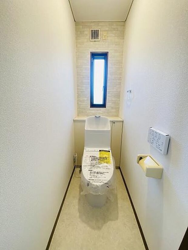 スッキリとしたデザインの温水洗浄便座付きトイレ(^^)新調済み・壁面タイル貼り♪