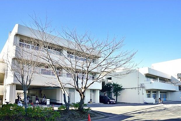 横浜市立秋葉中学校まで2037m、小中学校の連携を深め、9年間の学習指導と生活指導の円滑な接続が図れるよう、中学校区を基本として推進しています。