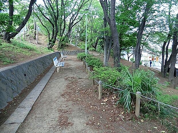 天王山公園まで276m、JR横須賀線東戸塚駅 徒歩11分　複合型遊具と砂場があります。