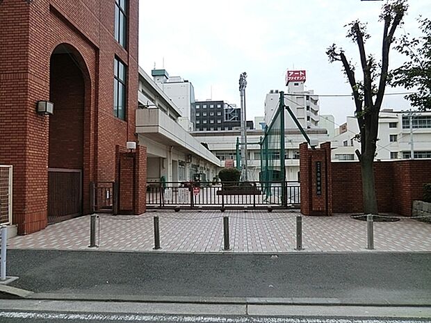 横浜市立横浜吉田中学校まで612m、横浜市は外国人が多く、公立の学校でありながらたくさんの外国人がおり国際色豊かな学校となっているそうです。