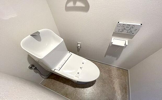 トイレは明るい空間で清潔感があります。