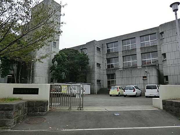 横浜市立富岡東中学校まで915m、生徒達は地域行事にも積極的に参加し、「まちとともに生きる中学生」として地域の一員となり活躍しています。