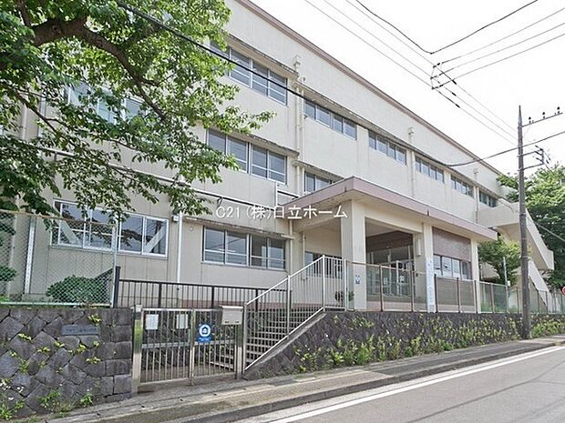 横浜市立高田小学校まで561m、小学校の周りも開けており、保護者はいつでも見に行けるなどの配慮もあります。