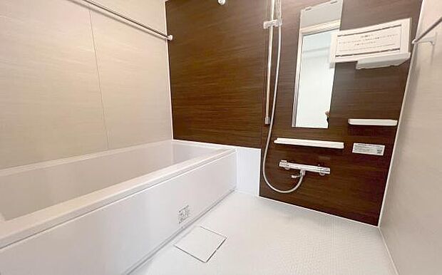 《浴室》体を洗う、温まるだけの場所から心身ともに快適な空間へと進化したバスルーム。一日の疲れが癒される優雅な時間を堪能してください。