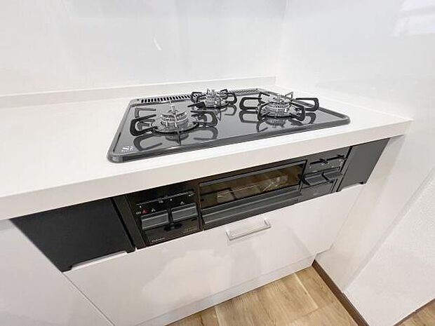 《システムキッチン》　■三口タイプのガスコンロがあれば、複数の料理を同時に調理できるので、効率よく調理することができます。また、大きな鍋やフライパンも使えるため、料理の幅が広がります。