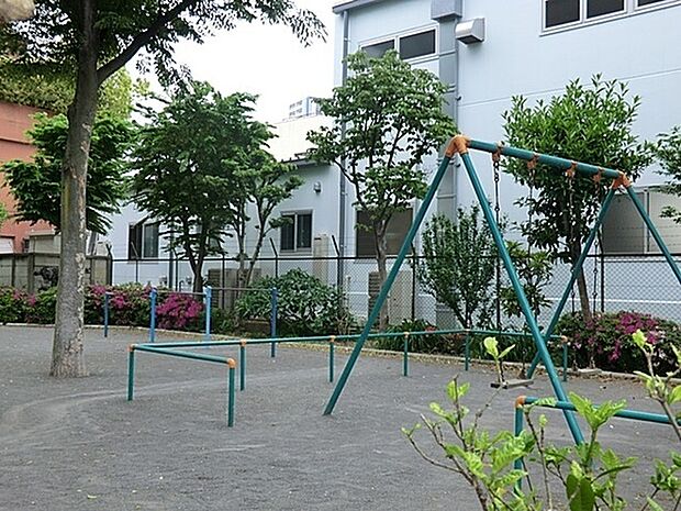 遠藤町公園まで569m、住宅街の比較的広めな公園です。ブランコ・鉄棒などの遊具があります。ベビーカーで入れますので、小さなお子様も楽しめます。