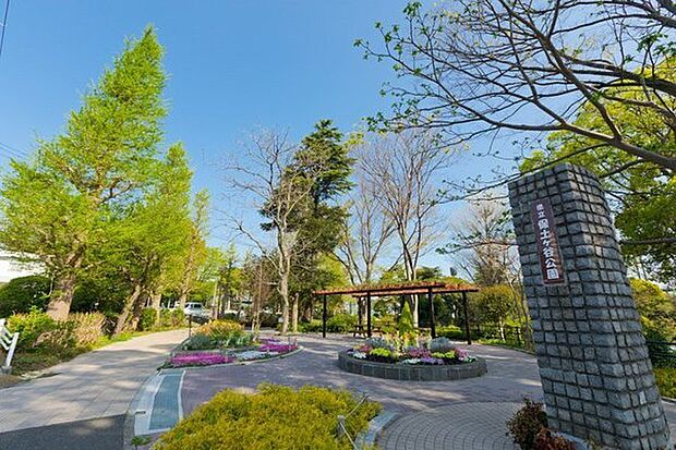 神奈川県立保土ヶ谷公園まで1708m、梅、桜などの木々、四季折々の香りと色に包まれる花壇、遊具広場、テニスコートや野球場など様々な運動施設が充実。