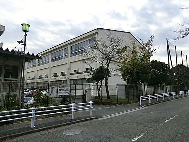 横浜市立富岡中学校まで1192m、「たくましく生きる力の育成」を目指し、自分を見つめ、生き方を考える教育を「富中自分づくり教育」として推進しています。