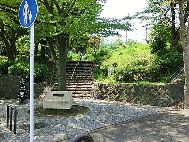 能見台北公園まで810m、木々が多く自然を感じる公園。地元のコミュニティスペースとしても使われています。