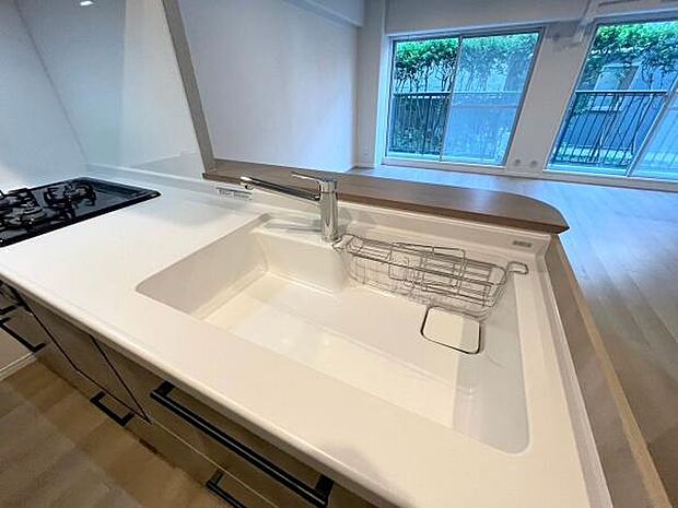 《システムキッチン》■人造大理石シンクは、見た目がとてもスッキリしています。水垢が付きにくいのも嬉しいポイントです。