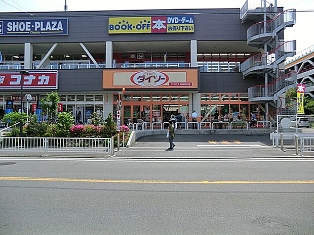 アクロスプラザ東神奈川まで558m、スーパー、ドラッグストア、飲食店など多数のショップが入った商業施設です。