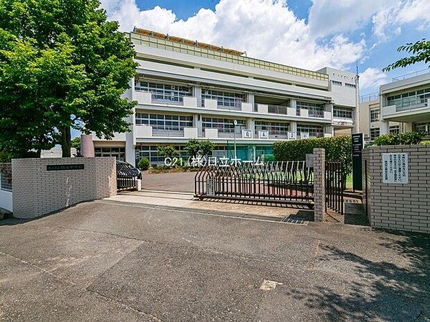 横浜市立錦台中学校まで1556m、学校の教育目標は『自立貢献    夢をもち努力をおしまず感謝を共有できる生徒』です。