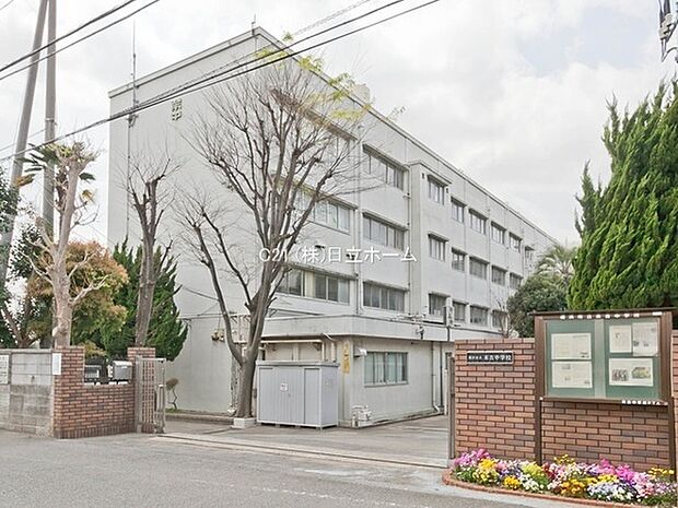 横浜市立末吉中学校まで878m、昭和22年　4月　創立　私たちは　高め合う・やりぬく・感動する 生き方を大切にします