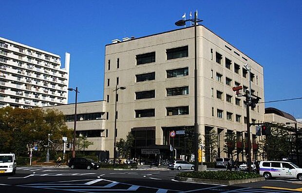 横浜市鶴見区役所まで594m、鶴見駅から徒歩圏内にある区役所です。近くには警察署等もあり、役所関係の用事を済ませるのには、大変便利な場所に立地