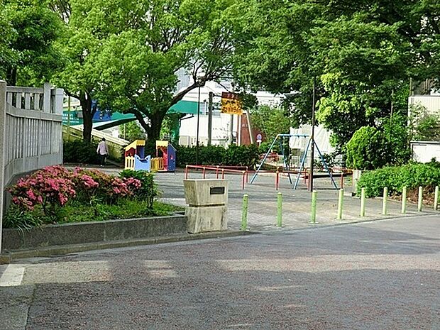 鶴見神社公園まで107m、鶴見神社公園は横浜市鶴見区にある住宅街の十分な広さの公園です。公園の設備には水飲み・手洗い場があります。