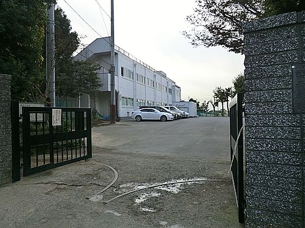 横浜市立生麦中学校まで1164m、校舎は昔ながらの造りだが、校庭が非常に広く、しっかりした体育館も備えている。