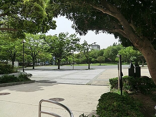 沢渡中央公園まで903m、広々とした野原が気持ちの良い公園。親子で災害を体験できる入場料無料の横浜市民防災センターも併設しています。