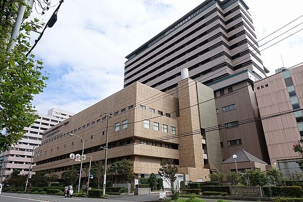 横浜市立大学附属市民総合医療センターまで707m、「頼れる病院ランキング」において、2012年、2013年に全国1位に選出されたこともある病院。いざという時に助かります。