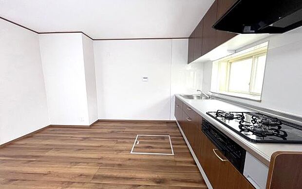 《システムキッチン》　■大型冷蔵庫や食器棚を置いても余裕なスペース。