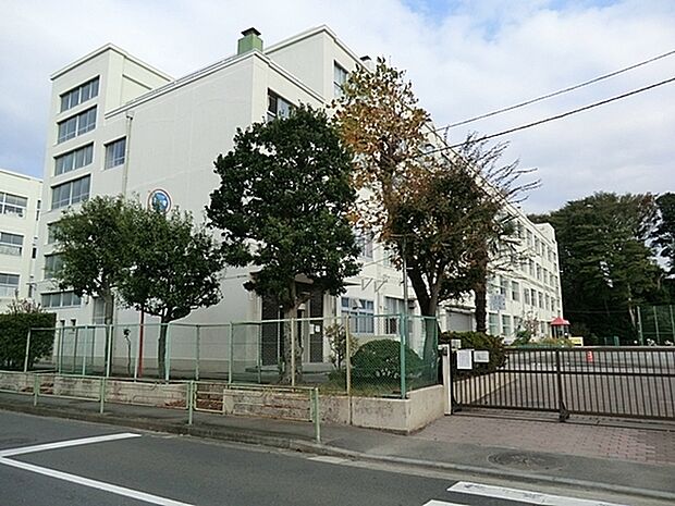 横浜市立長津田第二小学校まで1477m、先生方の指導も熱心です。近隣の小学校に比べ、人数が少ないので、指導も行き届いているようです。