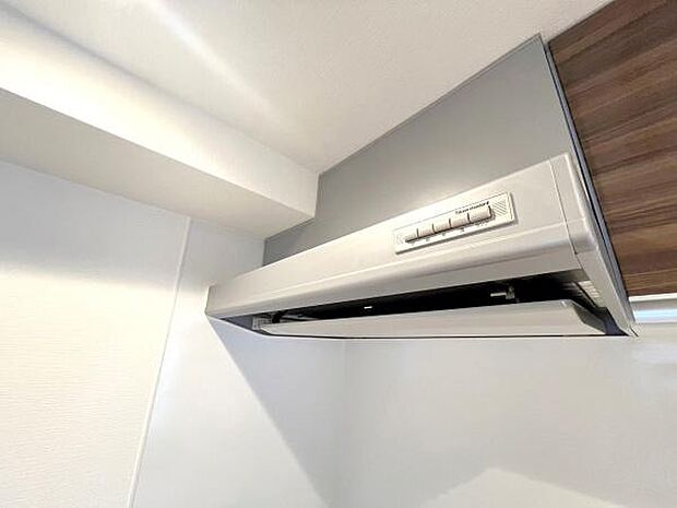 《システムキッチン》　■レンジフードがあれば、調理中の油煙やニオイを吸い取ってくれるため、キッチンを清潔に保つことができます。また、換気効果で快適な室内環境を保つことができます。