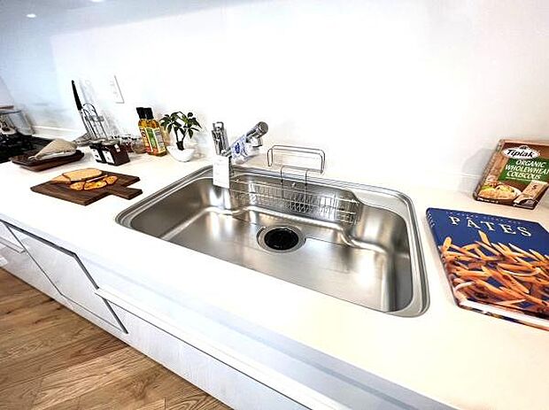 《システムキッチン》　■ステンレス製シンク。幅と奥行きがありますので、食器洗時のストレスも減りそうです。