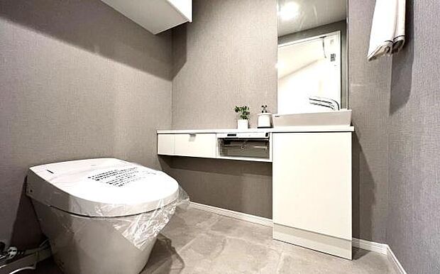 《トイレ》■トイレは明るい空間で清潔感があります。また、収洗面台も設置して使い勝手も考えられています。
