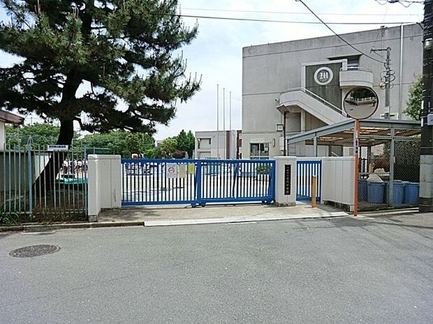 川崎市立宮内中学校まで1424m、川崎市立宮内中学校は等々力緑地のほど近くに位置しています。
