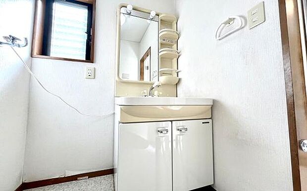 《洗面化粧台》　■使いやすいシャープなデザインの洗面化粧台。