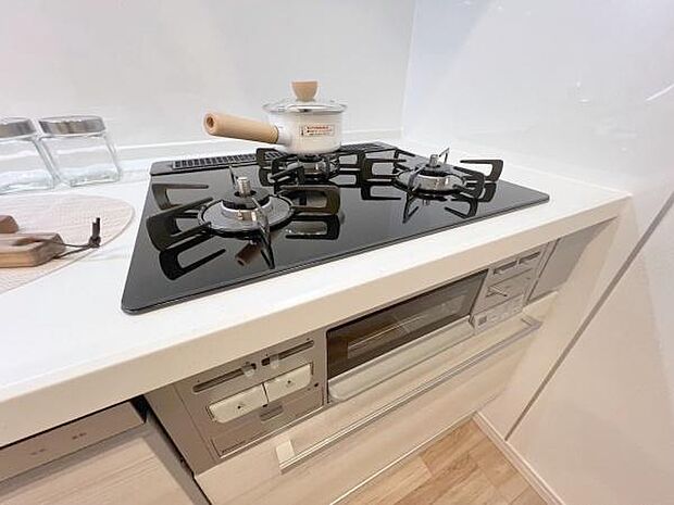 《システムキッチン》■三口タイプのガスコンロなので、複数の料理を同時に調理でき効率よく調理することができます。また、大きな鍋やフライパンも使えるため、料理の幅が広がります。