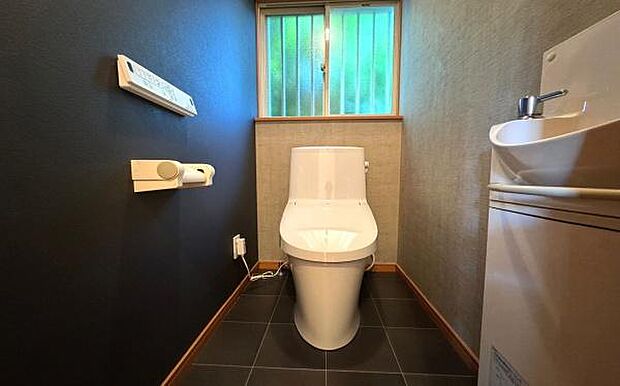 《トイレ》　■清潔感のある落ち着いたトイレ。