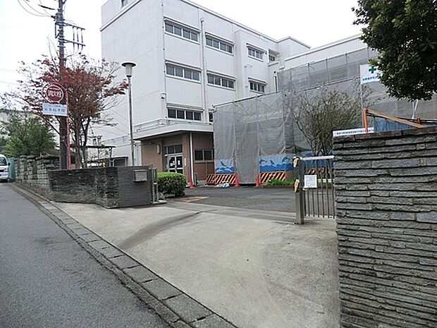 横浜市立菅田の丘小学校まで2222m、令和3年より、池上小学校と菅田小学校が統合し菅田の丘小学校となりました