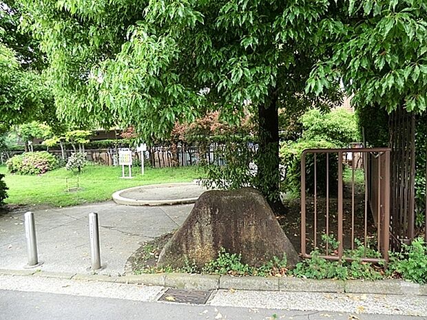 入江一丁目公園まで280m、陽当たり良好の小さな公園です。すべり台、砂場(衛生管理用ネットがあります)と幼児用小型遊具があります。