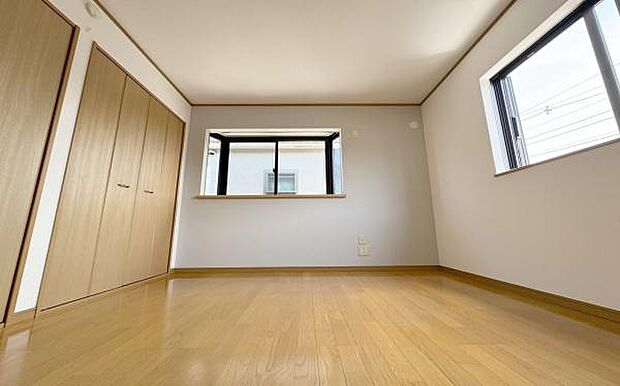 《洋室》■収納もしっかりとれていて、陽当たりも良く明るい居室。