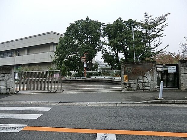 横浜市立松本中学校まで1752m、教育目標は　自分の将来に希望をもち、「じりつ」した生き方を実現させていこうとする生徒を育てる