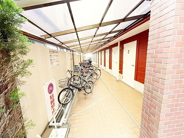 駐輪場があると子どもの自転車等で場所を取らなくて済むので玄関がスッキリしますね。　