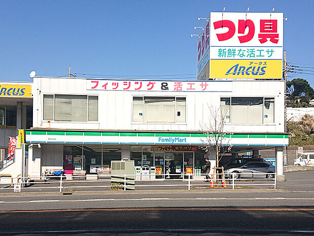 ファミリーマート横浜本牧店まで389m、間門交差点の角にあるコンビニです