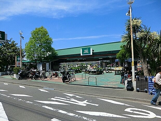 FUJI新桜ケ丘店まで1439m、環状2号線沿いにあるスーパーで駐車場も完備しています。夜0時まで営業しています！