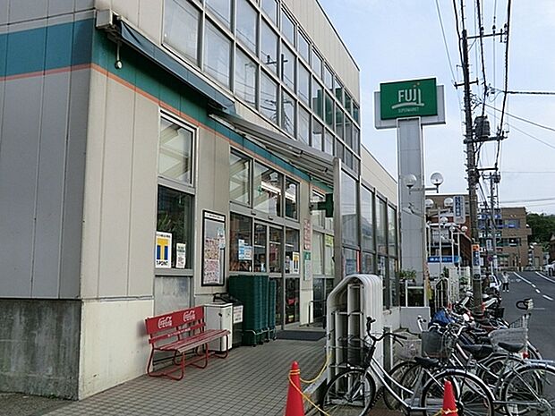 FUJI鳥山店まで1536m、夜22時まで営業しているスーパー。横浜銀行のATMもあり便利です。