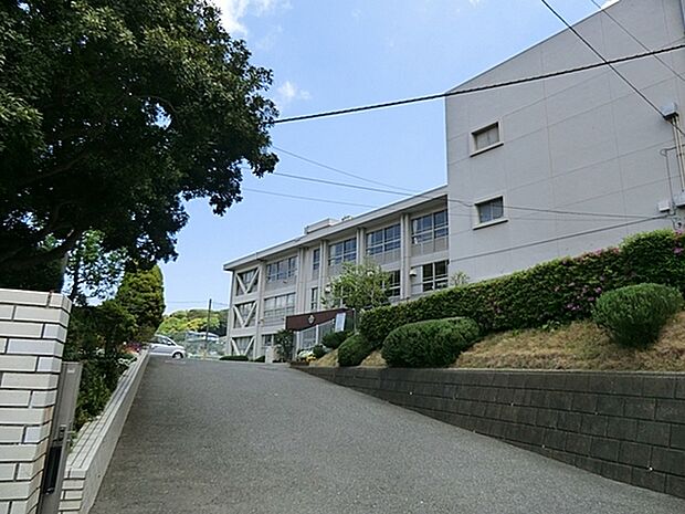 横須賀市立公郷中学校まで972m、勉学に、スポーツに、のびのびと、健やかに育つ生徒たちの学びの場。
