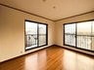 2面採光で光を集めるお部屋はゆっくりと落ち着く空間です。クローゼットもございますので、収納家具を新たに揃える準備も省け、なにより居住空間を広く使えるので快適です。