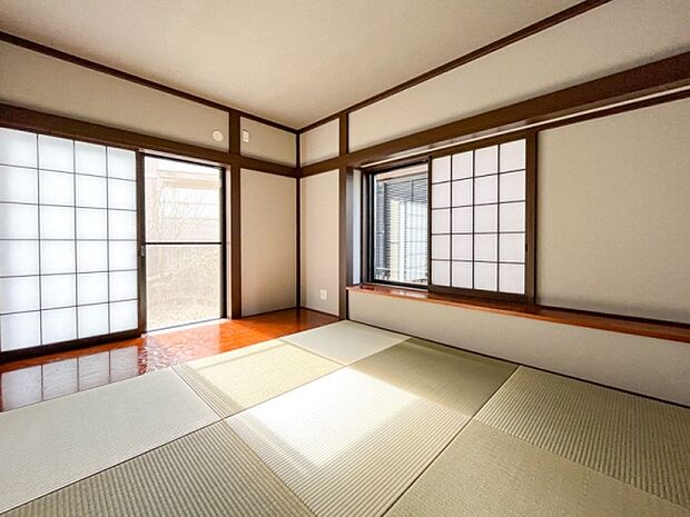 【Japanese-style room】  洋室とはまた違った良さと味わいがある和室。畳の香りに癒され、和の空間を感じることのできる落ち着きある一部屋です。光も優しくこころ穏やかになる空間です。