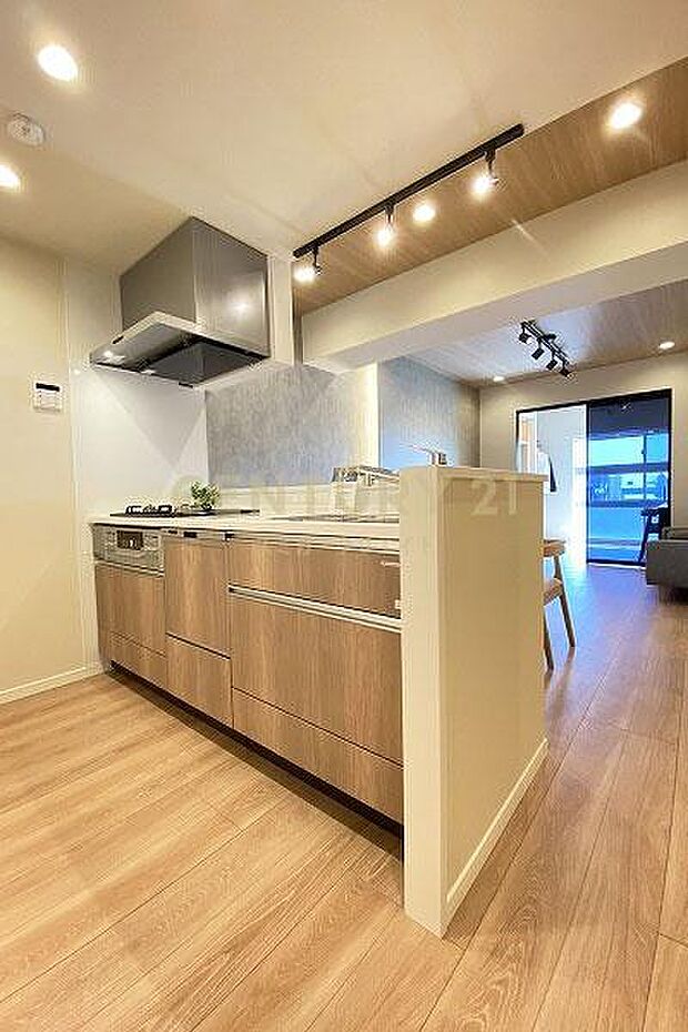 システムキッチン／新規交換済、浄水機能付、家事が捗る食洗機付、内装に合わせた木目調のデザインです。