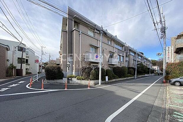 建物外観／「駒沢オリンピック公園」に程近い閑静な住宅地の3方角地に立地、広い敷地内に中庭を囲むように建てられたコの字型低層レジデンス、オートロック完備