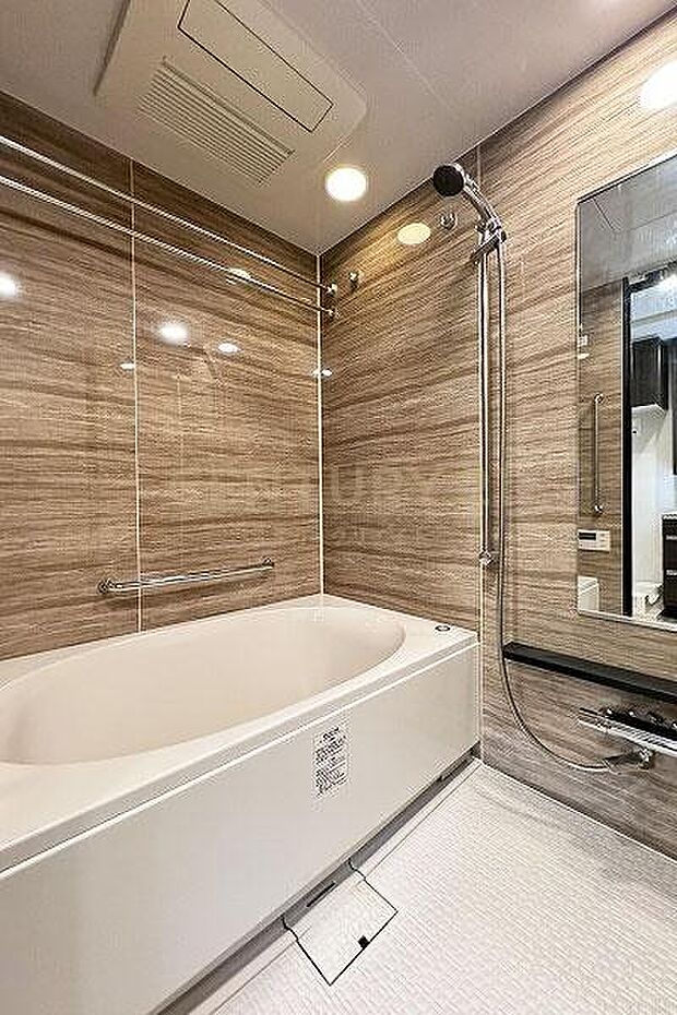 バスルーム／シャワーホース交換済、追い焚き機能付、浴室乾燥機能付、一日の疲れを癒すバスタイムをお過ごしください。