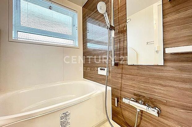 バスルーム／追い焚き機能付き、窓付きで明るい浴室です