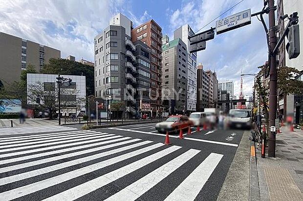 建物外観（2023.10撮影）／都営三田線・浅草線「三田」駅へ徒歩約5分、画像奥に見える東京タワーも徒歩圏内です！