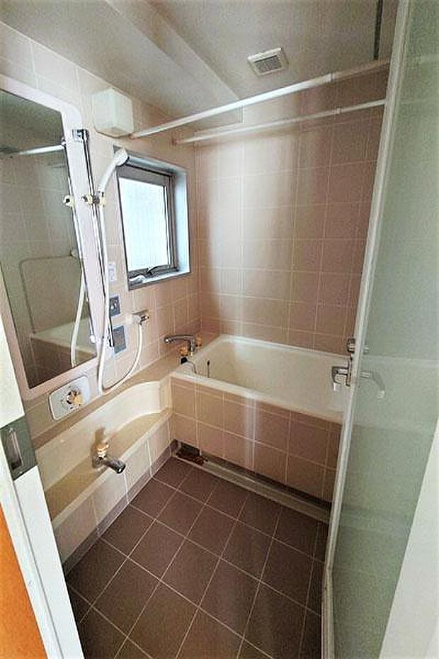 バスルーム／マンションには珍しい窓のある浴室です。