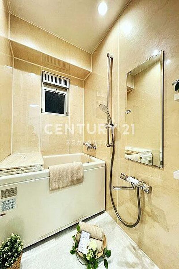 バスルーム／新規交換済、マンションには珍しい窓のある浴室です。